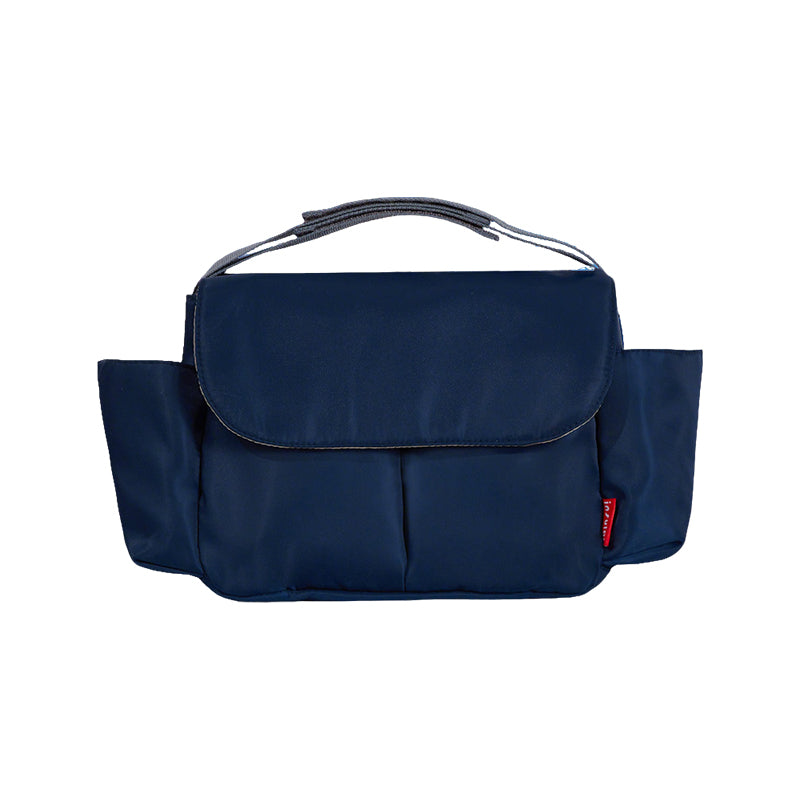 2WAY防水仕様のペットカート用バッグ、ネイビー。高品質なナイロン素材感と機能的なポケット配置が魅力。散歩中の利便性とデザイン性を両立し、都会的なお出かけシーンにマッチする、おすすめの犬用アクセサリー。