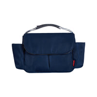 2WAY防水仕様のペットカート用バッグ、ネイビー。高品質なナイロン素材感と機能的なポケット配置が魅力。散歩中の利便性とデザイン性を両立し、都会的なお出かけシーンにマッチする、おすすめの犬用アクセサリー。