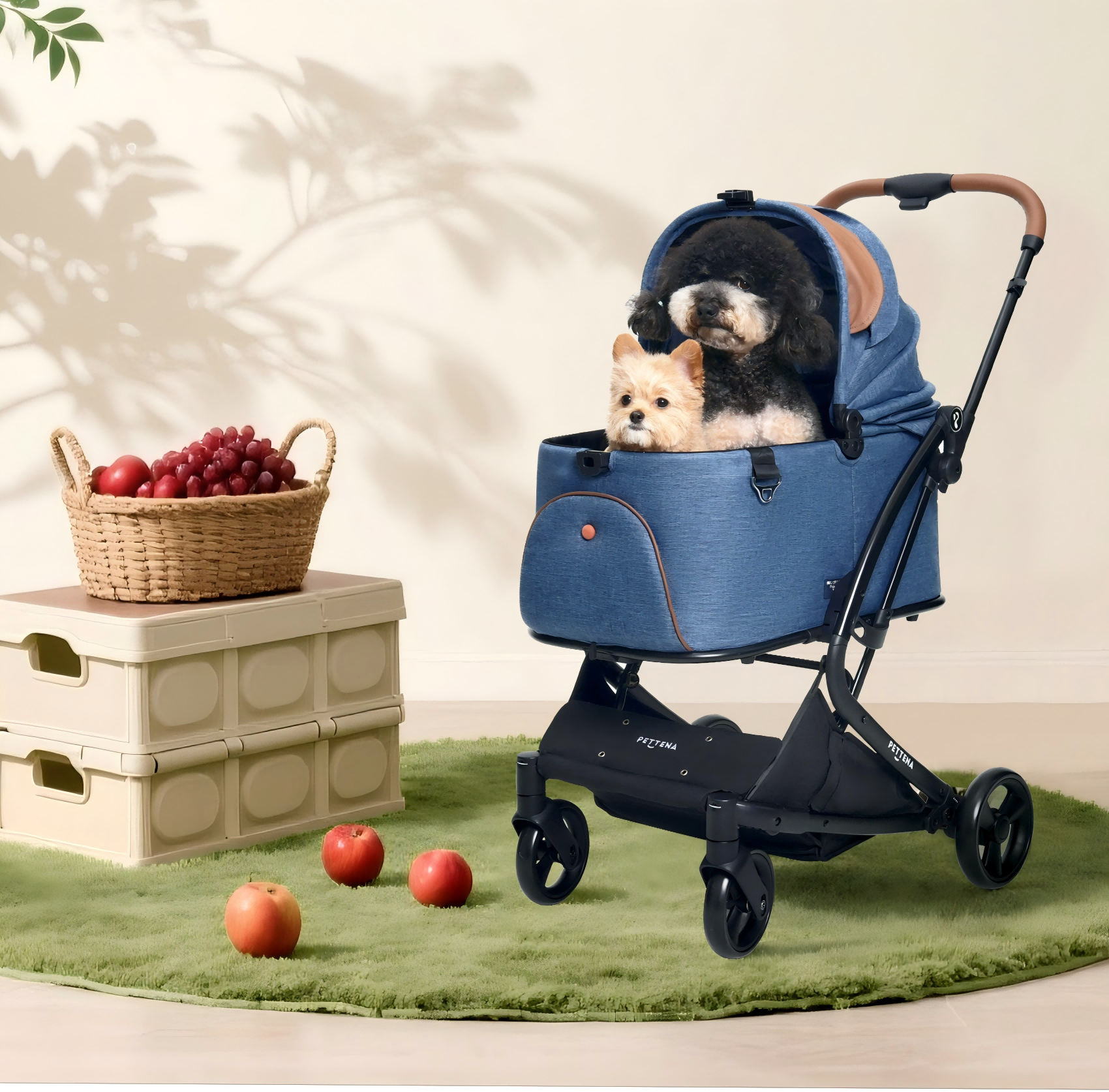 PETTENA ワンタッチ折りたたみ式分離型ペットカートMILOUに2頭の犬を乗せる様子