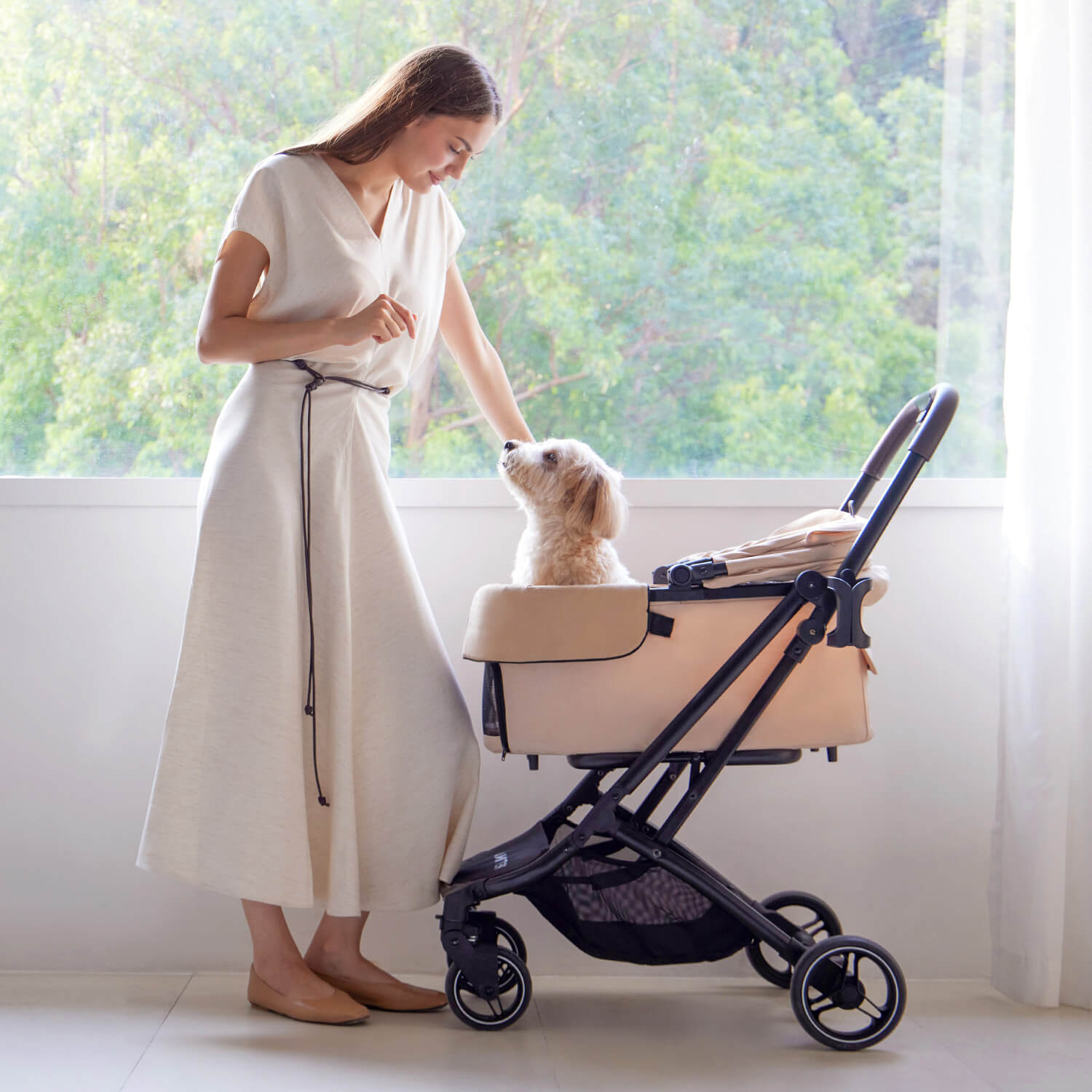 PETTENA 折りたたみ式分離型あごのせクッション付きペットカートORIONに乗っている犬と遊ぶ写真