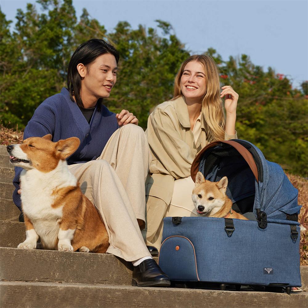MILOU キャリーコット:都会でペットとの散歩や旅行を楽しむ飼い主に。瞬時開閉で手間いらず、中型犬・多頭飼い対応の広々設計。通気性良く、撥水加工で雨の日安心。安全機能充実、高級感あるデザインが日常を快適に