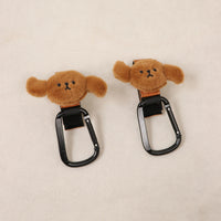 ペットカートのハンドル左右に取り付けられる、フワフワなブラウン子犬フックの2つセット。統一感のあるコーディネートが楽しめるペア商品。