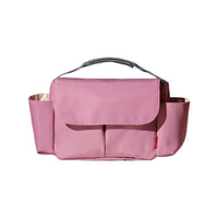 2WAY防水仕様のペットカート用バッグ、ローズピンク。高品質なナイロン素材感と機能的なポケット配置が魅力。散歩中の利便性とデザイン性を両立し、都会的なお出かけシーンにマッチする、おすすめの犬用アクセサリー。