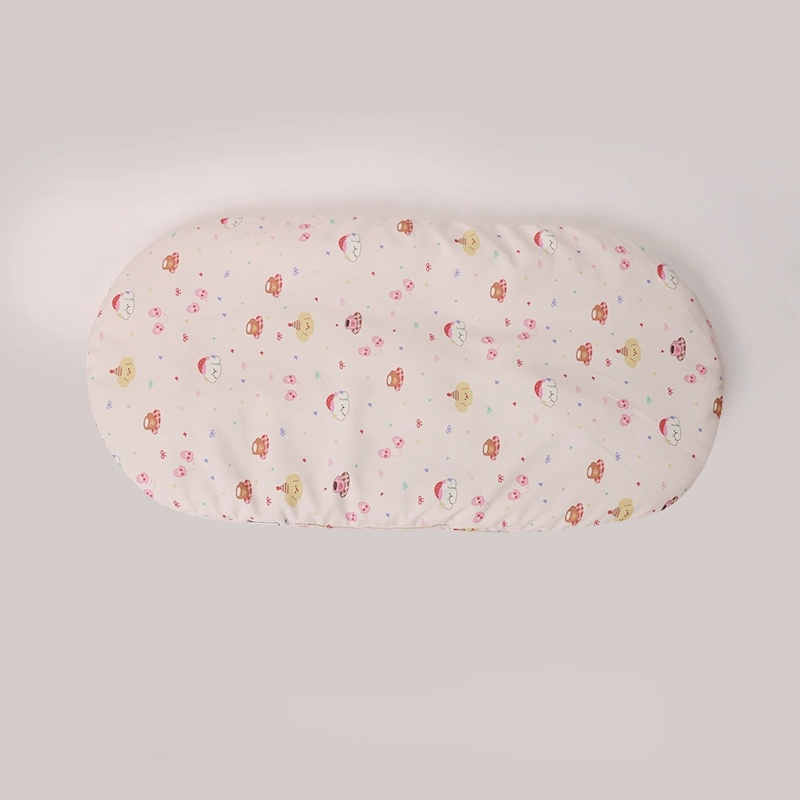 ペットの肌に触れる面を可愛く飾る、肌触りの良い素材を使用した専用マット。取り外しが簡単で、洗い替えや季節の模様替えにも最適なデザイン。