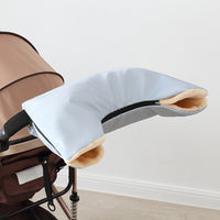 PETTENAのペットカート用ハンドマフ装着イメージ。ライトブルー色の防水生地と内側のふわふわ素材が、冬の散歩を温かくサポートする実用例。