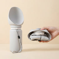 携帯給水ボトルの展開時と折りたたみ時を左右に並べた比較画像。左側には自立した状態の550mlボトル、右側にはトレイを畳んで手のひらサイズになった様子が写っており、形状の変化とコンパクトな収納力を一目で伝えています。