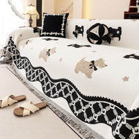 PETTENA Selectのホワイト色ソファカバー。可愛い犬柄のデザインが特徴で、爪研ぎ防止機能でソファを保護しつつ、リビングを明るく洗練された空間に変えてくれます。