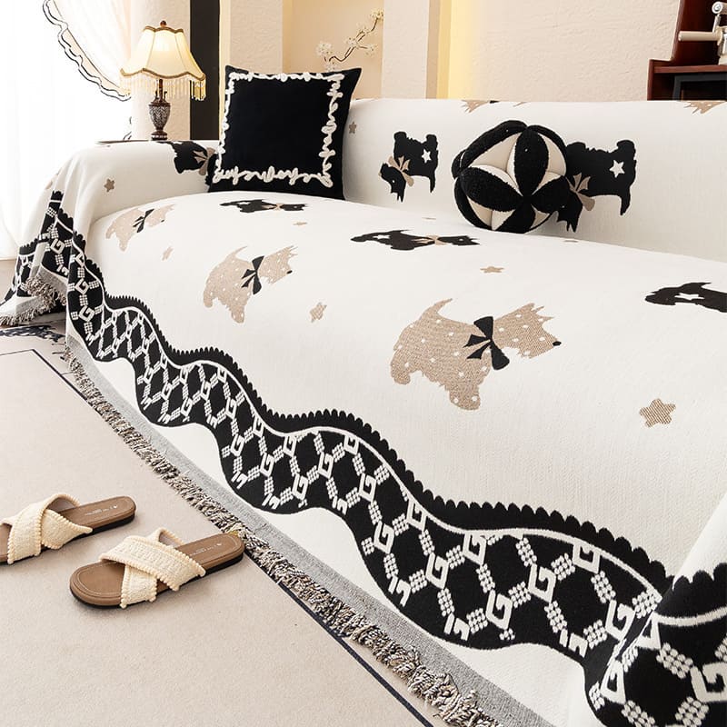 PETTENA Selectのホワイト色ソファカバー。可愛い犬柄のデザインが特徴で、爪研ぎ防止機能でソファを保護しつつ、リビングを明るく洗練された空間に変えてくれます。