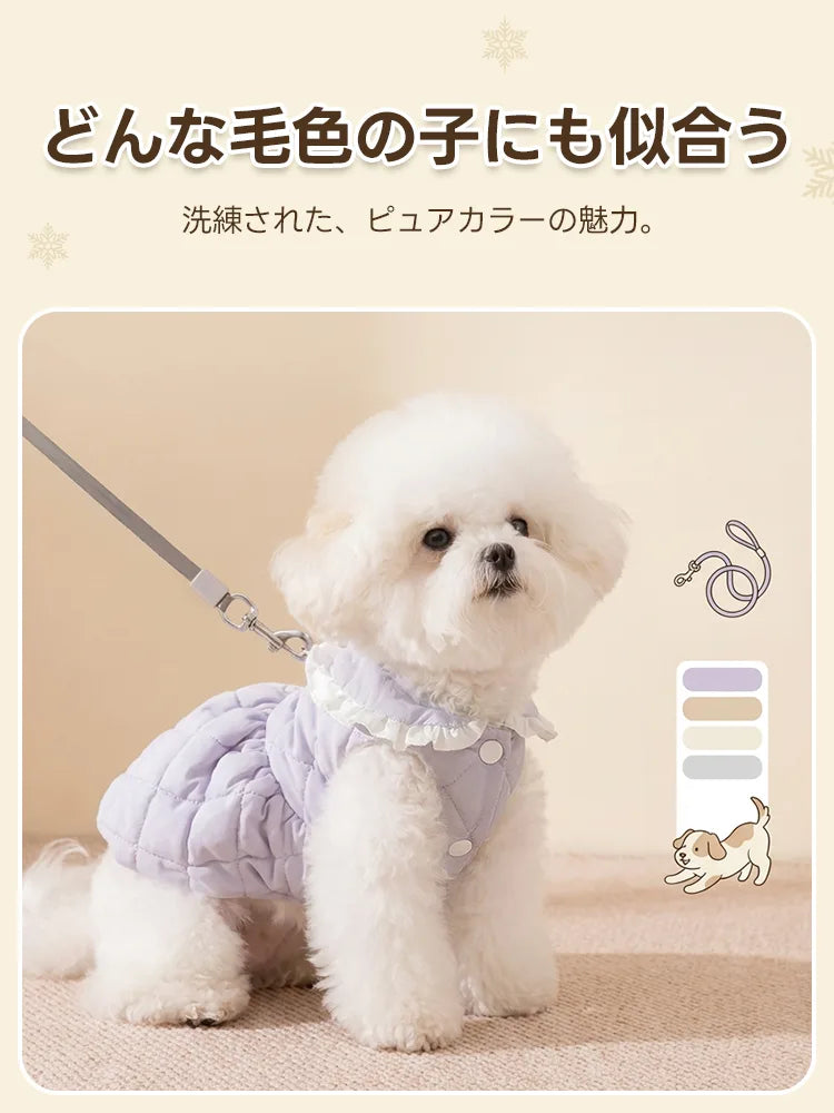 白い毛並みに映えるラベンダー色のキルティングワンピース。フリル付きの襟と丸みのあるスカートシルエットが特徴。横には淡い紫、ベージュ、アイボリー、グレーの全4色展開を示すカラーアイコンが並んでいます。