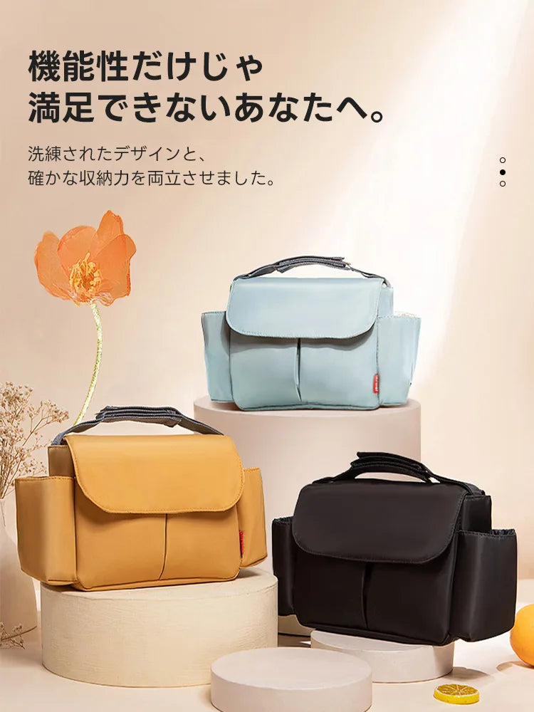 2WAY防水ペットカート用吊り下げバッグのマスタード、ライトブルー、ブラックの3色が並ぶ様子。洗練されたデザインとマットな質感が特徴で、おしゃれなインテリアに馴染む高品質な収納ポーチです。