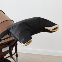 PETTENAのペットカート用ハンドマフ装着イメージ。ブラック色の防水生地と内側のふわふわ素材が、冬の散歩を温かくサポートする実用例。