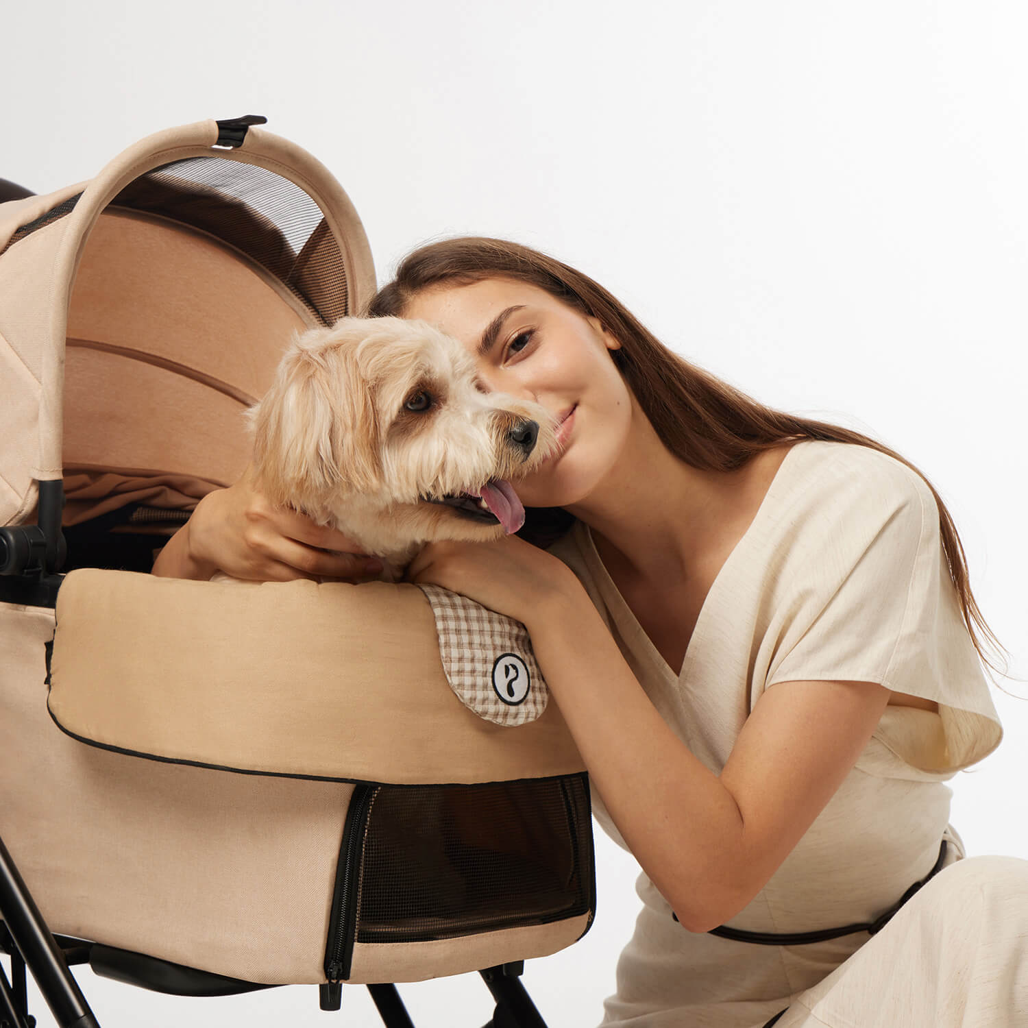 PETTENA 折りたたみ式分離型あごのせクッション付きペットカートORIONのキャリーコットに乗せた犬が甘えてくる様子