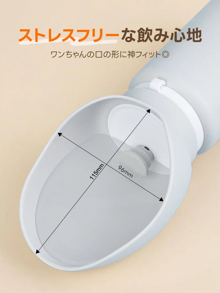 縦115mm、横96mmのワイドな給水トレイを真上から捉えた画像。ワンちゃんの口の形にフィットするよう設計されたカーブ形状を数値と共に示しています。グレーの落ち着いた色味と、水がたっぷり入る深さのある構造が特徴です。