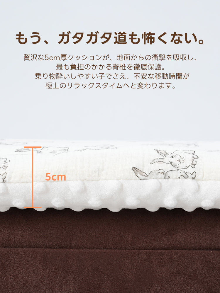 ガタガタ道も怖くない衝撃吸収クッション。5cmの厚さが愛犬の脊椎を保護し、移動時間を極上のリラックスタイムに変えるTERRA専用アイテムです。