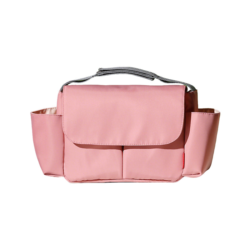 2WAY防水仕様のペットカート用バッグ、サーモンピンク。高品質なナイロン素材感と機能的なポケット配置が魅力。散歩中の利便性とデザイン性を両立し、都会的なお出かけシーンにマッチする、おすすめの犬用アクセサリー。