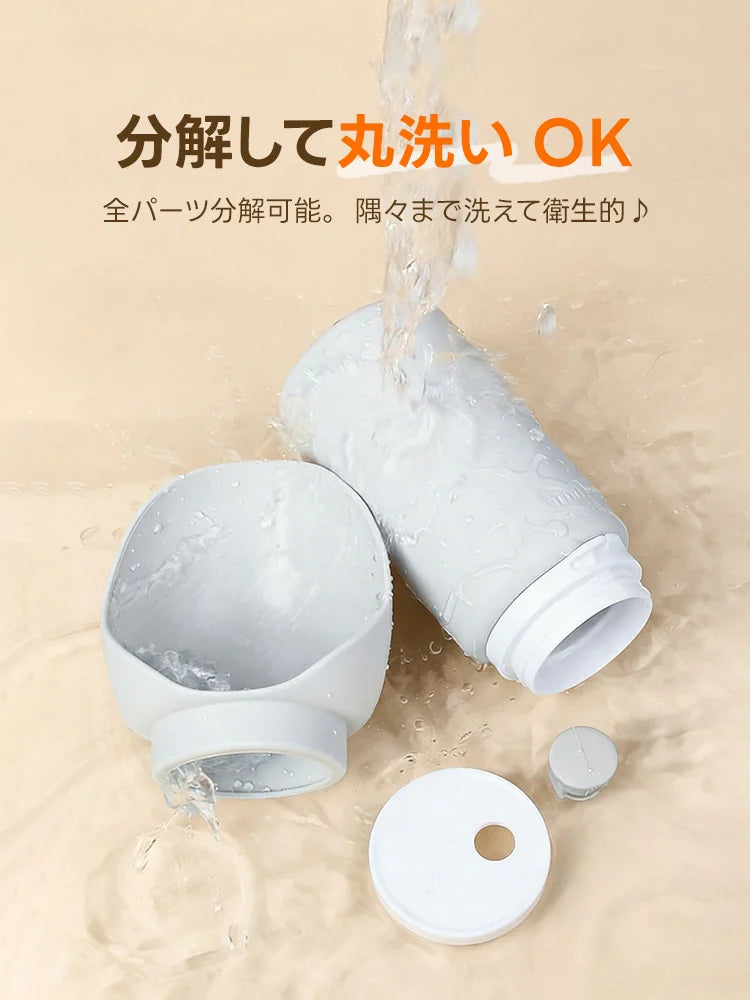 全てのパーツを分解し、水で丸洗いしている様子を捉えた画像。ボトル、給水トレイ、キャップまでバラバラにできるため、隅々まで水流が届き、汚れをしっかり洗い流して衛生的に保てる構造を分かりやすく表現しています。