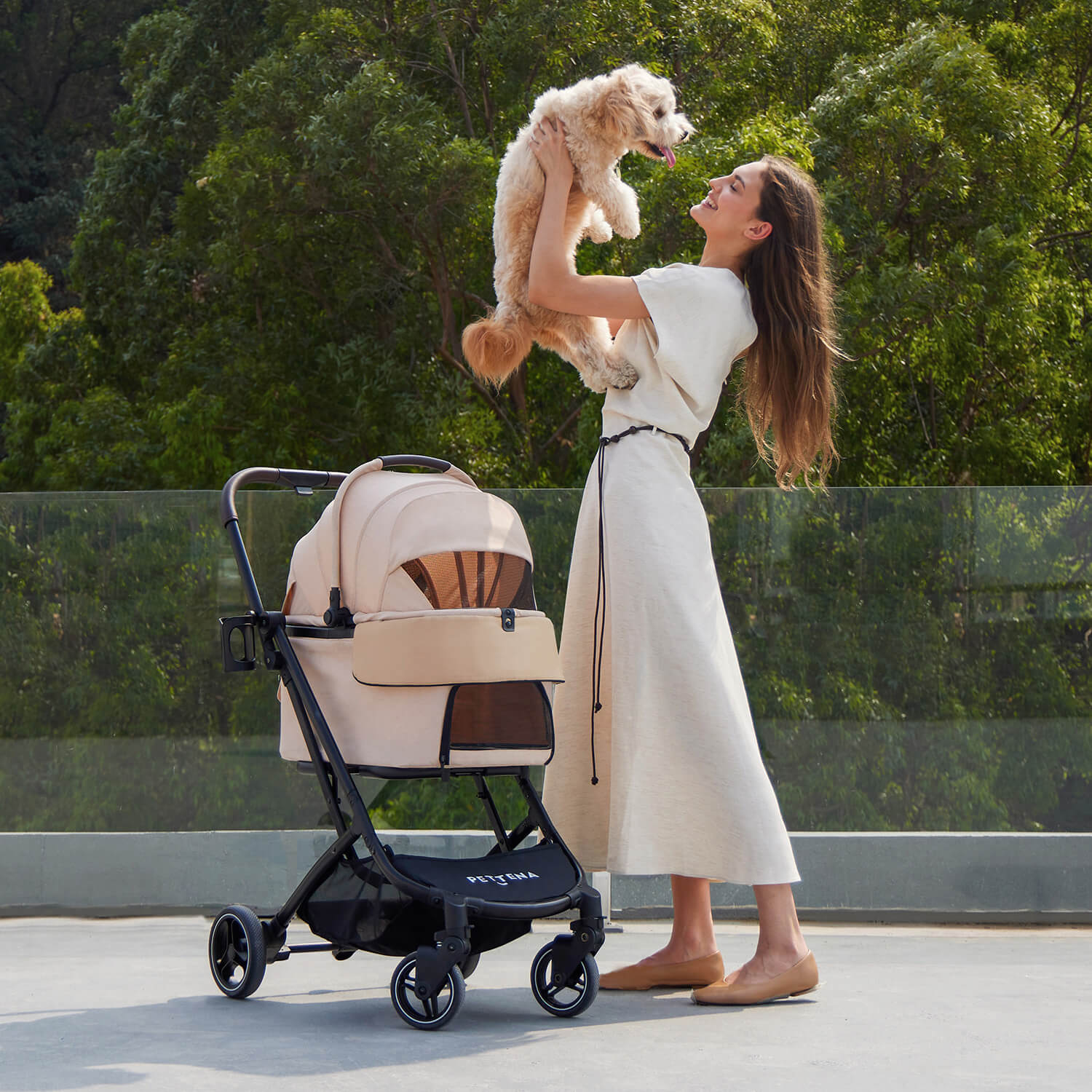 PETTENA 折りたたみ式分離型あごのせクッション付きペットベビーカーORIONから犬を抱き上げる様子