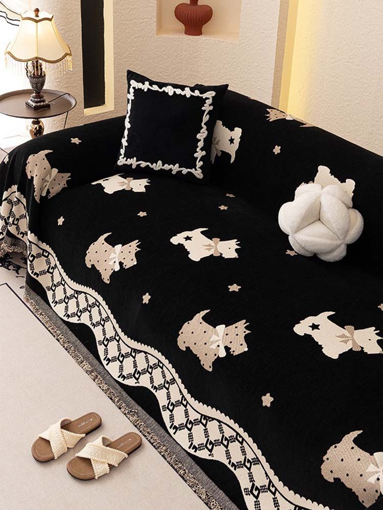 PETTENA Selectの爪研ぎ防止ソファカバー(ブラック)。愛らしい犬のモチーフとモダンな色合いが調和し、家具の保護とおしゃれな部屋作りを同時に実現します。