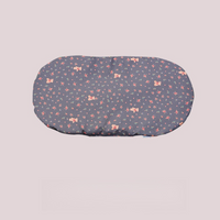 癒やし系のベア柄をあしらったブラックペットカート用クッション。背中の蒸れを防ぐ通気性素材で、見た目の可愛さと快適な座り心地を両立。