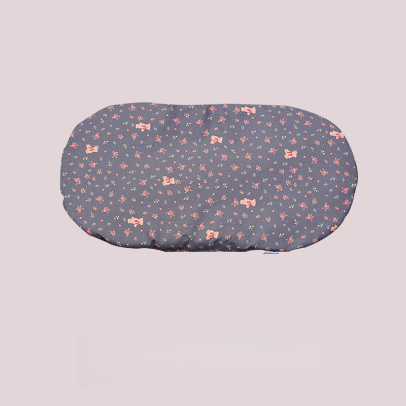 癒やし系のベア柄をあしらったブラックペットカート用クッション。背中の蒸れを防ぐ通気性素材で、見た目の可愛さと快適な座り心地を両立。