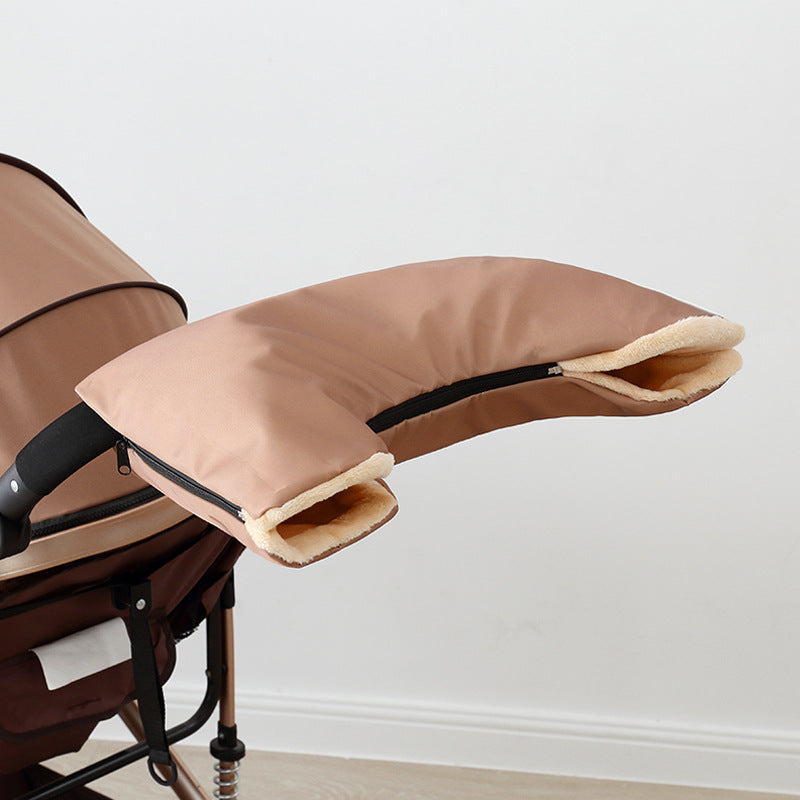 PETTENAのペットカート用ハンドマフ装着イメージ。カーキ色の防水生地と内側のふわふわ素材が、冬の散歩を温かくサポートする実用例。