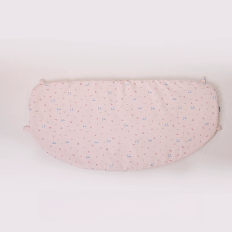 癒やし系のキャット花柄をあしらったミピンクカラーのペットカート用あごのせクッション。背中の蒸れを防ぐ通気性素材で、見た目の可愛さと快適な座り心地を両立。