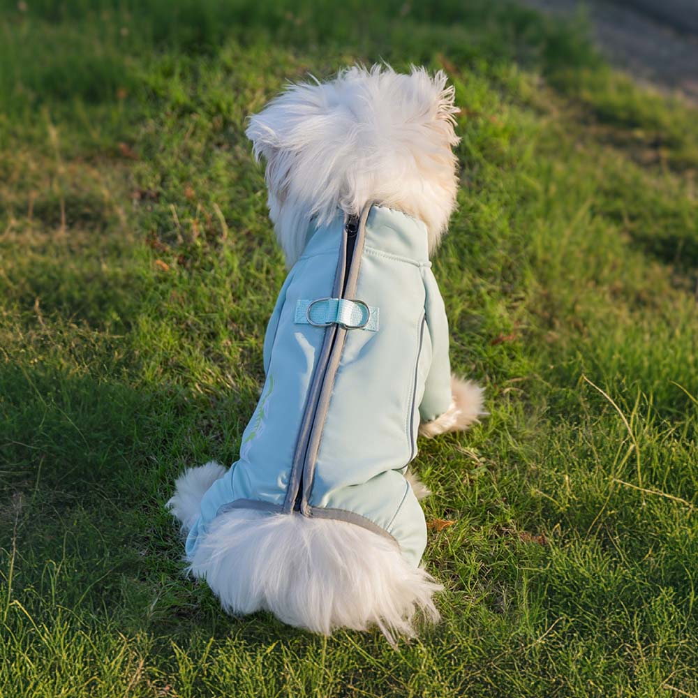 爽やかな水色の背中開きドッグウェア。ハーネス一体型でリードをそのまま装着でき、撥水加工素材が雨や汚れを弾くため、秋冬のアウトドアや冒険に最適。