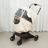 ミルクベージュのテディベア柄キルティングが可愛い、MILOU・ORION専用ペットカートレインカバー。大きな透明窓から愛犬の様子が見える、冬のお出かけに最適な外観。