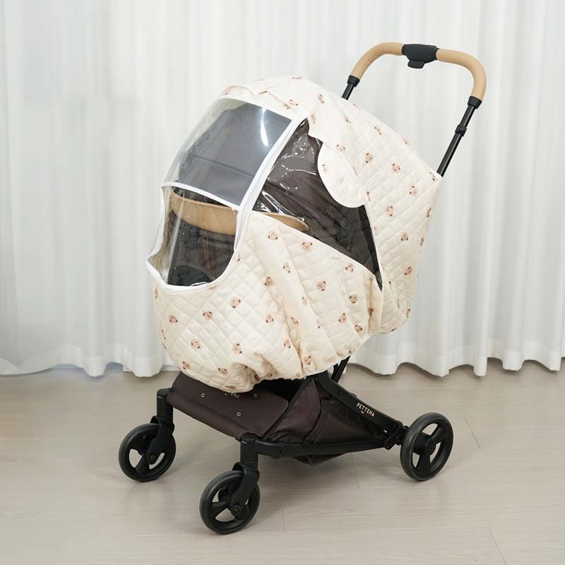 ミルクベージュのテディベア柄キルティングが可愛い、MILOU・ORION専用ペットカートレインカバー。大きな透明窓から愛犬の様子が見える、冬のお出かけに最適な外観。