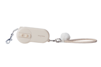 手のひらに収まるコンパクトなAirHold伸縮リード。操作しやすいスライド式のロックボタンと、手首に通して持ち運べる便利なリストストラップ付き。散歩中の急な飛び出しを防ぐ確実なストップ機能と、手が自由になる軽量設計で、小型犬との外出をスマートにサポートします。