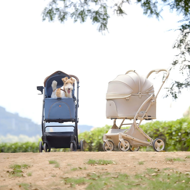 PETTENA 中型犬用ワンタッチ折りたたみ式分離型ペットカートMILOUの2色を公園で押す様子