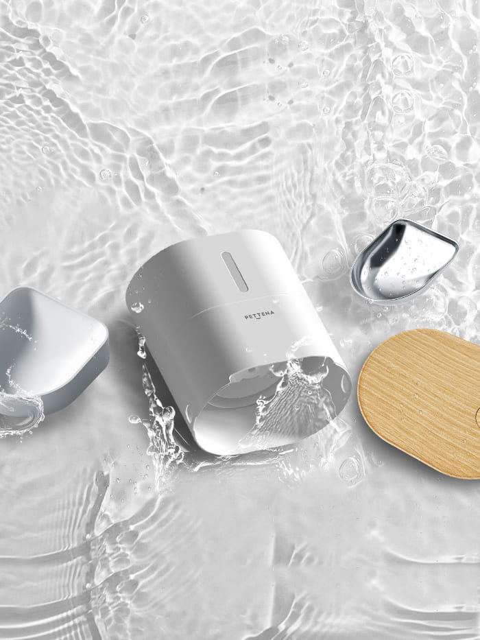 犬・猫用自動給餌器の清潔設計-取り外して洗える様子