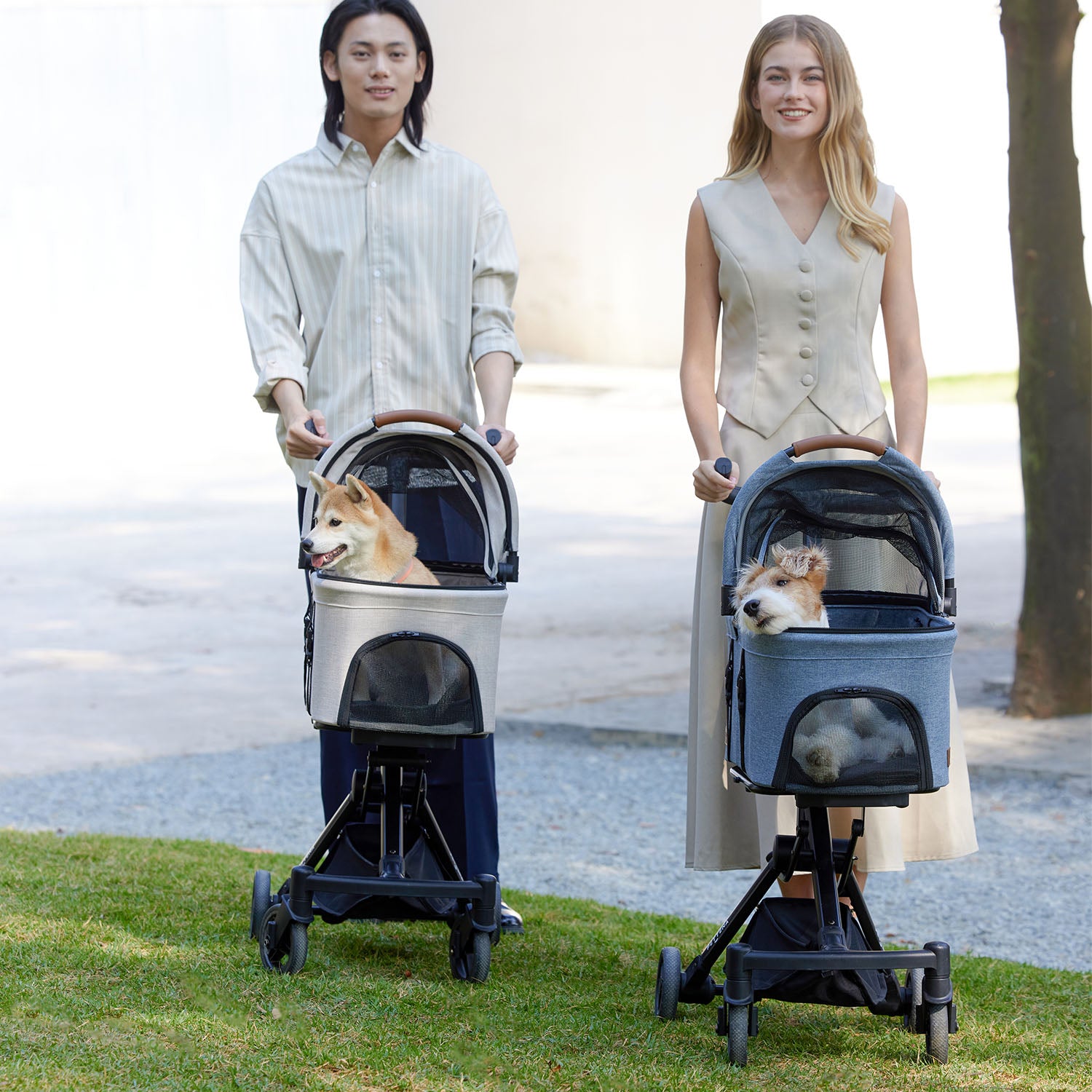 PETTENA小型犬用軽量コンパクトペットカートPETITEを芝生広場で押す様子