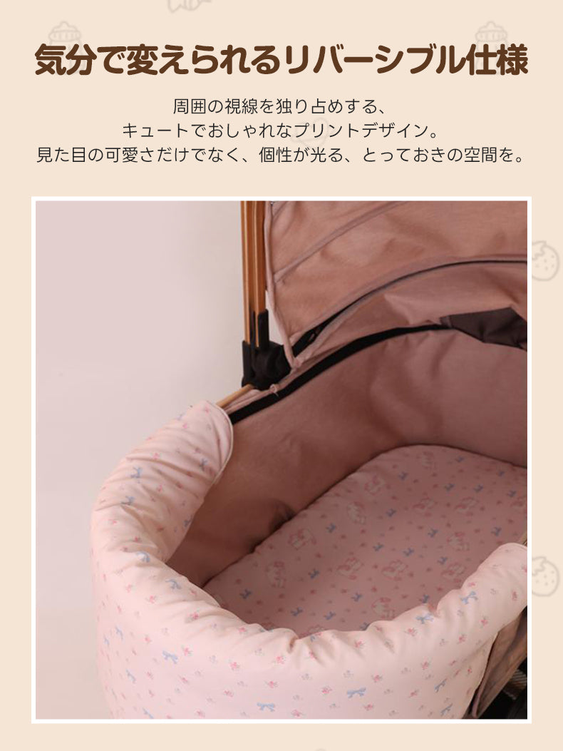 気分に合わせてデザインを変えられるリバーシブル仕様のペットカート用マット。見た目の可愛さだけでなく、愛犬にとって居心地の良い特等席を作る専用設計。