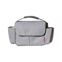 2WAY防水仕様のペットカート用バッグ、グレー。高品質なナイロン素材感と機能的なポケット配置が魅力。散歩中の利便性とデザイン性を両立し、都会的なお出かけシーンにマッチする、おすすめの犬用アクセサリー。