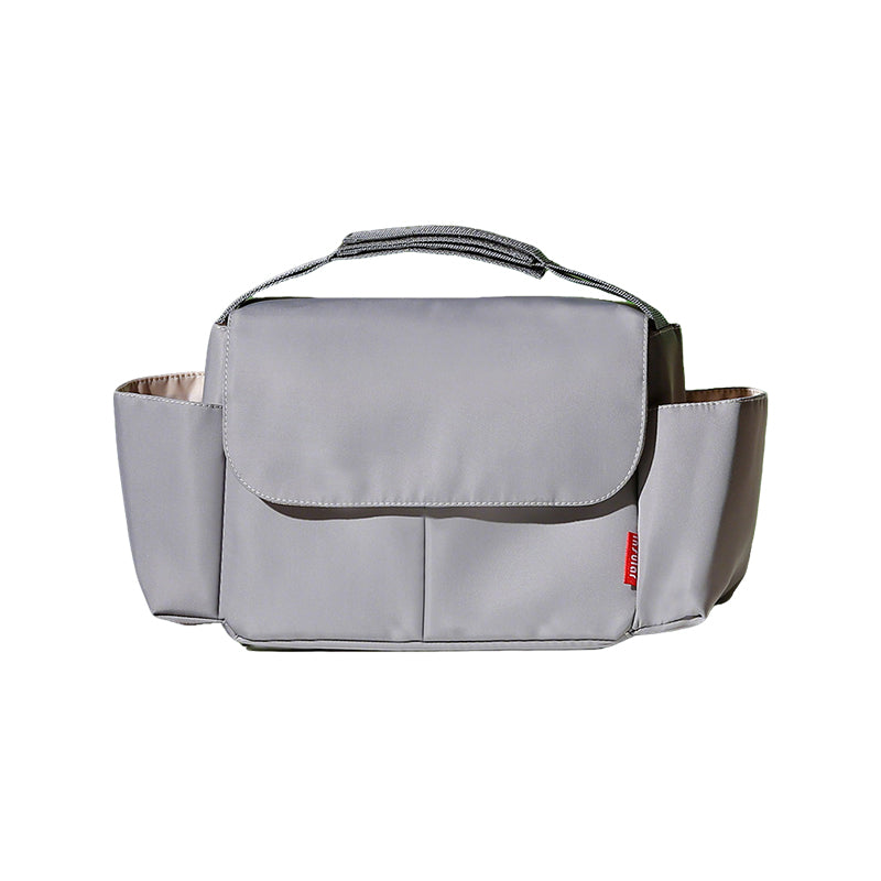 2WAY防水仕様のペットカート用バッグ、グレー。高品質なナイロン素材感と機能的なポケット配置が魅力。散歩中の利便性とデザイン性を両立し、都会的なお出かけシーンにマッチする、おすすめの犬用アクセサリー。