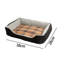 ラタン風マット付き犬猫用ベッドの全体像と寸法。黒とグレーのモダンな配色に、茶色のチェック柄マットを配置。幅38cm、奥行き28cmという具体的なサイズ感を示しています。