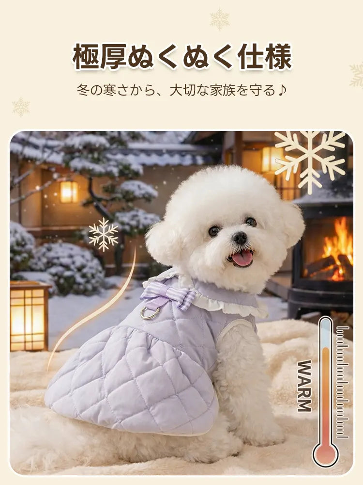 PETTENA selectのハーネス一体型キルティングワンピース。淡いパープルの格子柄デザインと高い保温性が特徴で、冬の散歩に必要な防寒機能と可愛さを両立しています。