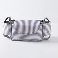 グレーとホワイトの清潔感あるシックストライプ柄オーガナイザー。フラップ部分は縦縞、本体は横縞を組み合わせた、爽やかでカジュアルなデザインが特徴。