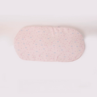 癒やし系のキャット花柄をあしらったピンクカラーのペットカート用クッション。背中の蒸れを防ぐ通気性素材で、見た目の可愛さと快適な座り心地を両立。