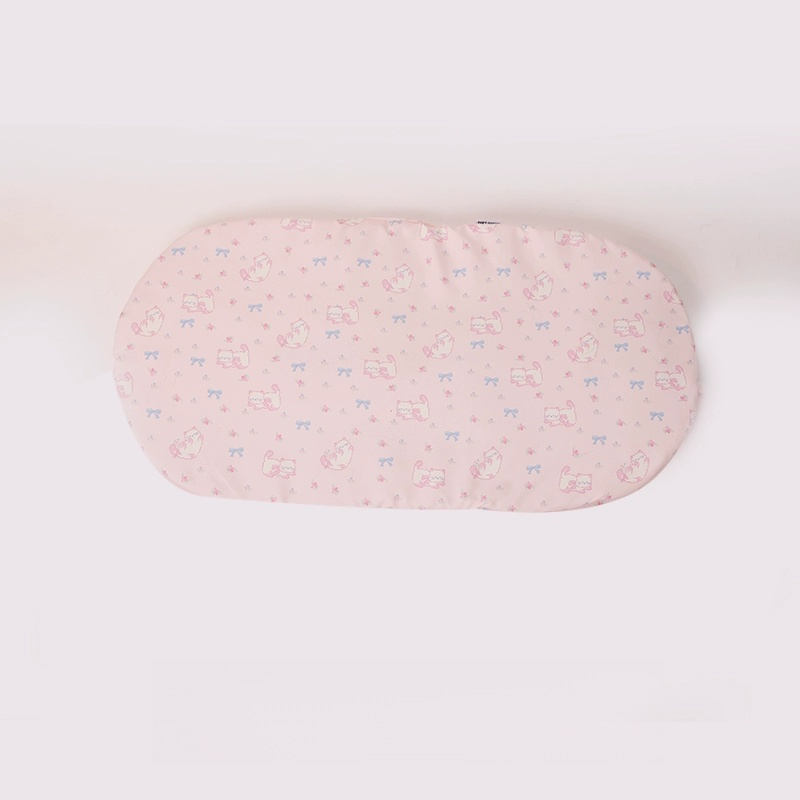 癒やし系のキャット花柄をあしらったピンクカラーのペットカート用クッション。背中の蒸れを防ぐ通気性素材で、見た目の可愛さと快適な座り心地を両立。