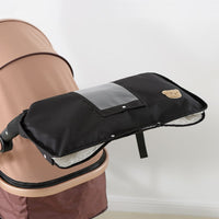 ブラックの生地にクマのワンポイント、スナップボタン式で着脱も簡単な、機能性と可愛さを兼ねた防寒具。(スマホポケット付き)