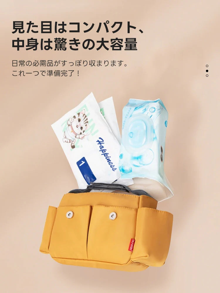 見た目はコンパクトでも中身は驚きの大容量な、2WAY防水カートバッグのマスタードカラー。日用品をたっぷり収納できる実用性と、どんなカートにも合う洗練されたデザインを両立した、多機能なお散歩用ポーチ。