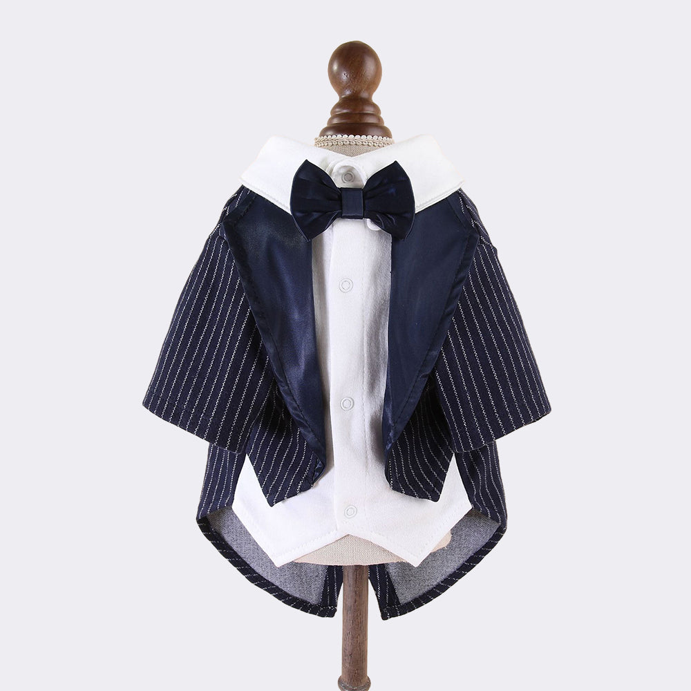 背面のストライプ柄が縦のラインを強調し、愛犬のシルエットをスマートに見せるペットウェアです。腰回りのすっきりとしたカッティングにより、歩行時の動きを妨げず、見た目の美しさと快適さを追求した設計です。