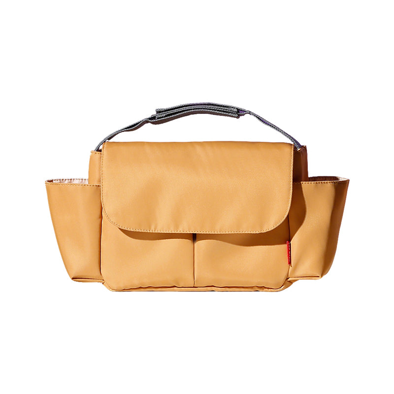 2WAY防水仕様のペットカート用バッグ、マスタードイエロー。高品質なナイロン素材感と機能的なポケット配置が魅力。散歩中の利便性とデザイン性を両立し、都会的なお出かけシーンにマッチする、おすすめの犬用アクセサリー。