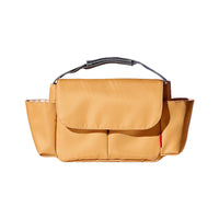 2WAY防水仕様のペットカート用バッグ、マスタードイエロー。高品質なナイロン素材感と機能的なポケット配置が魅力。散歩中の利便性とデザイン性を両立し、都会的なお出かけシーンにマッチする、おすすめの犬用アクセサリー。