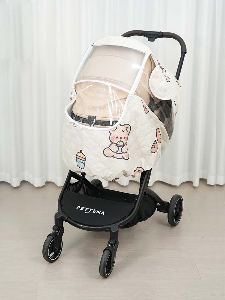 大きなくまや飲み物のイラストが描かれたカフェベアのペットカートカバー。前面の大型透明窓を備え、MILOU/ORIONモデルにぴったりフィットする可愛いデザイン。