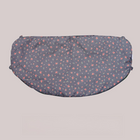 癒やし系のベア柄をあしらったブラックペットカート用あごのせクッション。背中の蒸れを防ぐ通気性素材で、見た目の可愛さと快適な座り心地を両立。