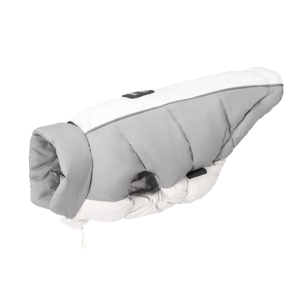 高級感のあるグレーとベージュの配色が目を引く、犬用の中綿ダウンジャケット。ポリエステル100%の厚手生地を採用し、背面に反射材のラインが入ったスタイリッシュなデザイン。冬の冷気から愛犬をしっかり守る、機能的な防寒着です。