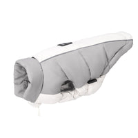 高級感のあるグレーとベージュの配色が目を引く、犬用の中綿ダウンジャケット。ポリエステル100%の厚手生地を採用し、背面に反射材のラインが入ったスタイリッシュなデザイン。冬の冷気から愛犬をしっかり守る、機能的な防寒着です。